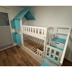 łóżko domek ze schodami i daszkiem w pokoju dziecka